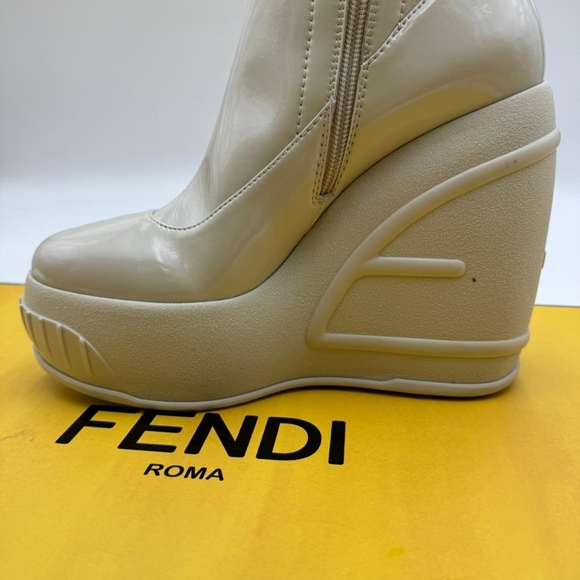 Fendi's knee-high boots flaunt a glossy/New with bix an cloth bag - Picture 6 of 10